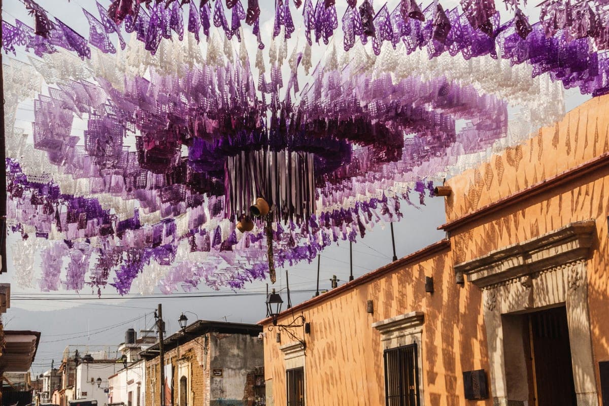 Papel picado colgado sobre una calle colonial en Oaxaca