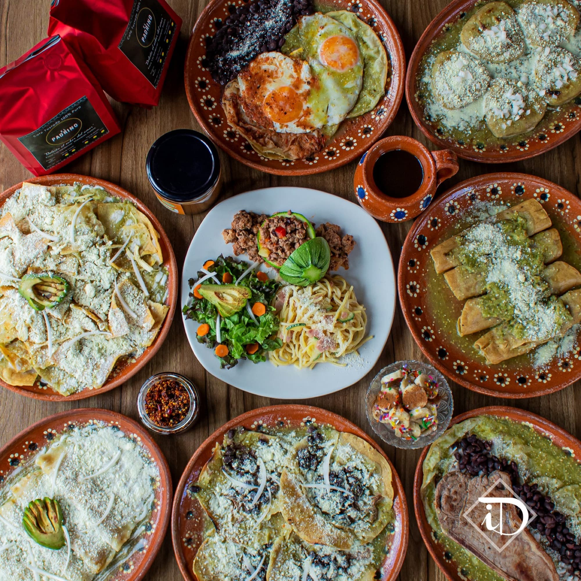 Una mesa de platillos oaxaqueños de XOA