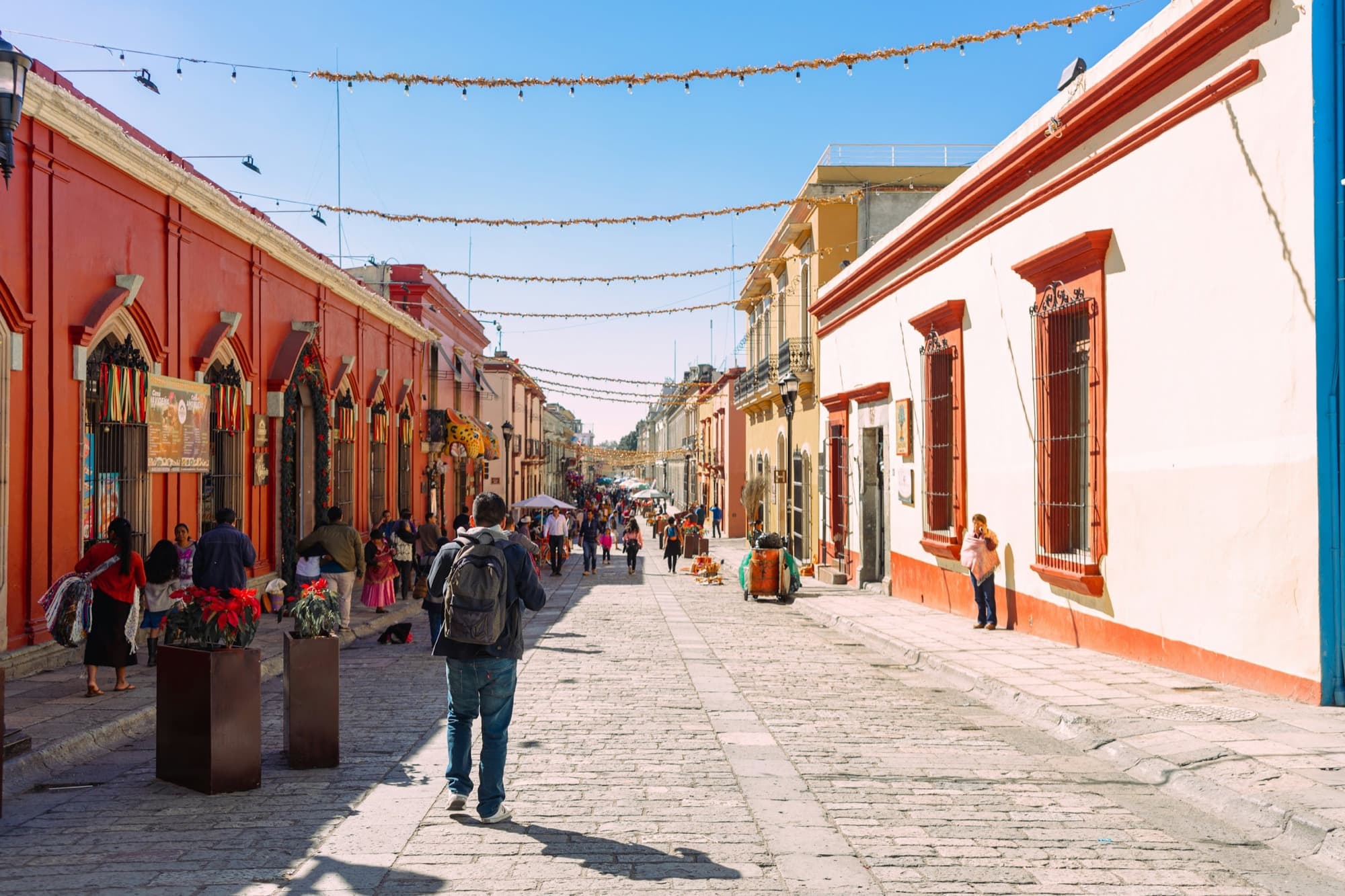 Una colorida calle colonial en Oaxaca